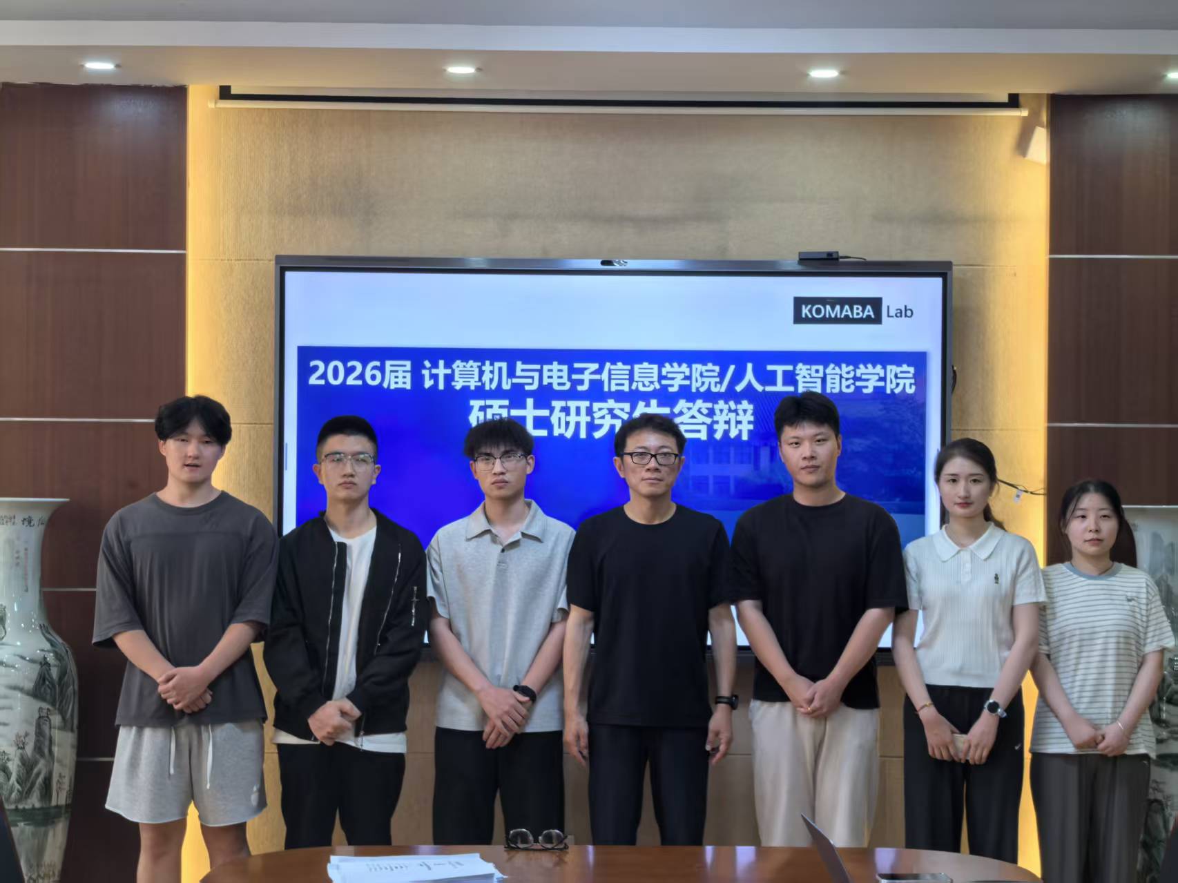 2026 届毕业答辩明理楼合影